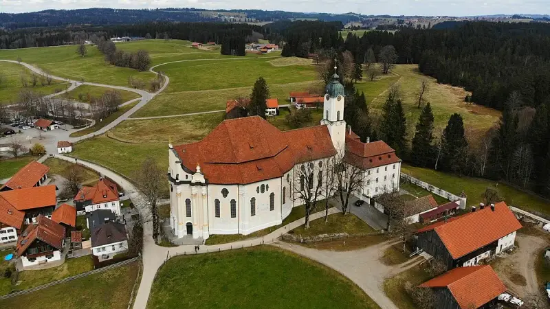 Wieskirche in bayerischer Landschaft
