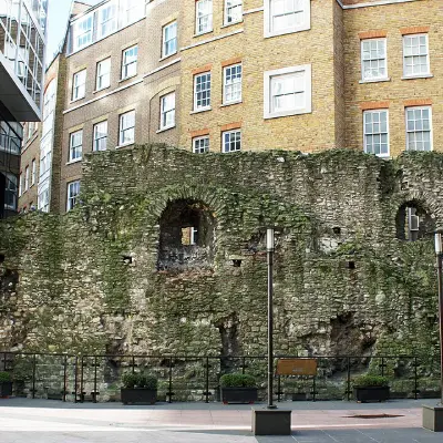 Historische Stadtmauer mit Wehrgang