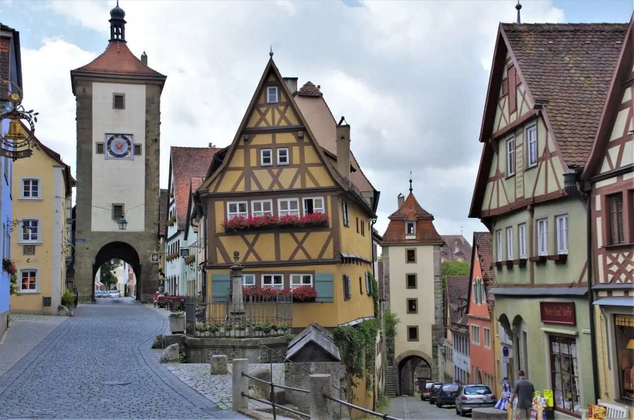 Fachwerkhäuser in einer mittelalterlichen Altstadt entlang der Romantischen Straße